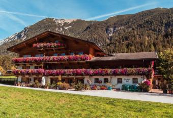 Lechnerhof Hotel-Garni has Balcony rooms