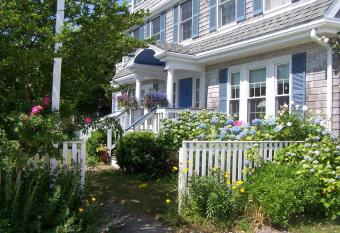 An English Garden has Balcony rooms