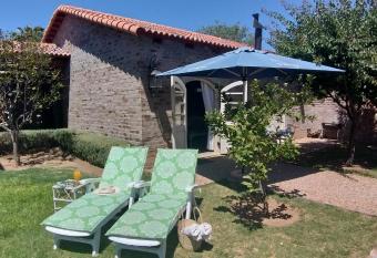 Hartland Garden Suite has rooms with a private hot tub