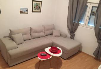 Apartman Lili has Smoking/Balcony rooms