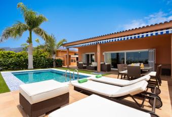 Maravillosa Villa de Lujo con Piscina y Jacuzzi Privados allows 18 year olds to book a room