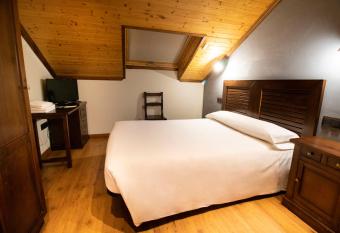 Alda Casco Antiguo has Balcony rooms