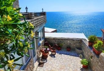 Apartments Antigona Old Town has Balcony rooms