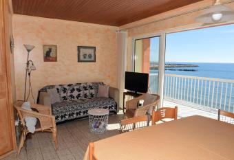 F3 LES PIEDS DANS L EAU has Balcony rooms