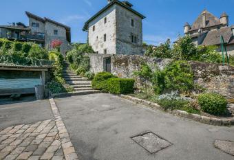 L Alc  ve d Am  d  e V allows 18 year olds to book a room