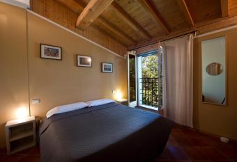 Borgo San Donino has Balcony rooms