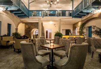 Hotel Rojas Inn has rooms with a private hot tub