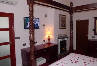 Bridge Park Hotel has rooms with a private hot tub