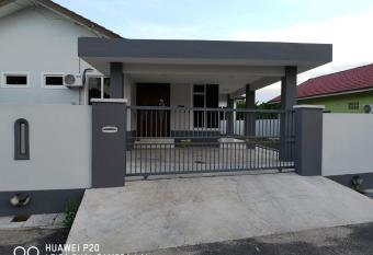 Zuriana Ashraf Homestay Kota Bharu has Balcony rooms