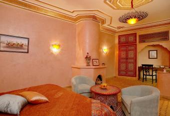 Riad Alida has rooms with a private hot tub
