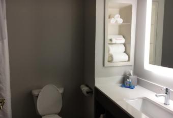 Holiday Inn Express & Suites Thomasville By IHG has rooms with a private hot tub