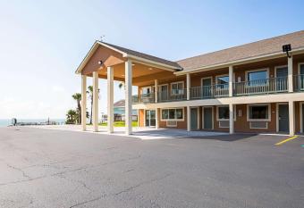 Quality Inn Rockport on Aransas Bay allows 18 year olds to book a room