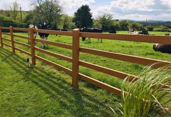 Clonakilty Accommodation An   ll  rd Getways has Balcony rooms