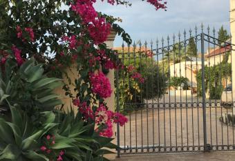 La casa del melograno allows 18 year olds to book a room