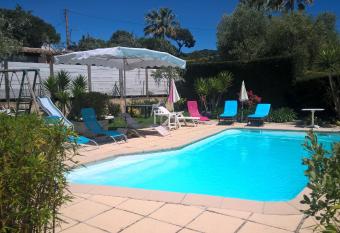 Parfums d Azur allows 18 year olds to book a room