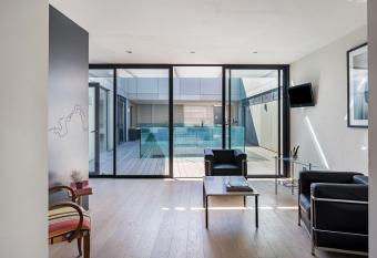 La Loge de mer, Lodge urbain allows 18 year olds to book a room