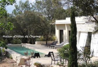 La Villa Kallist   allows 18 year olds to book a room