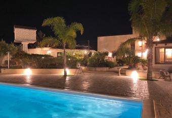 Le Zarafe has Balcony rooms