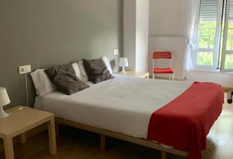 APARTAMENTO LABEGAIN 2 allows 18 year olds to book a room