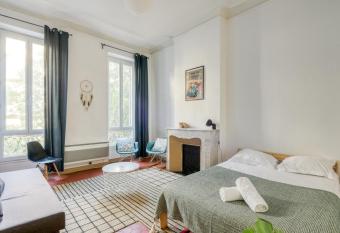 NOCNOC - L Haussmanien has Balcony rooms