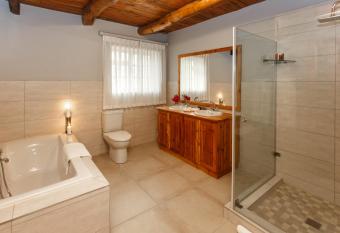 Bakenskraal Ostrich Palace has rooms with a private hot tub