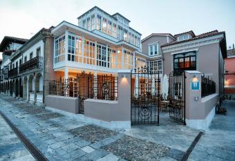 Hotel Rey Silo allows 18 year olds to book a room