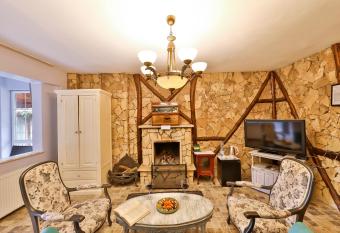 Park Mandalin Hotel - Adult only allows 18 year olds to book a room