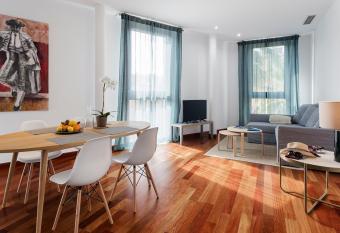 AZZ Sevilla Torre de la Plata Apartamentos allows 18 year olds to book a room