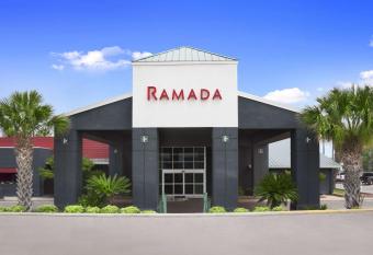 Ramada by Wyndham Del Rio has rooms with a private hot tub