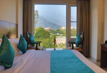 Green Hotel allows 18 year olds to book a room