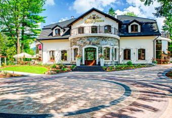 ROYAL PALACE Centrum Bankietowe has rooms with a private hot tub