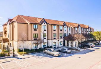 Best Western SeaWorld San Antonio allows 18 year olds to book a room