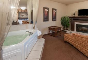 Ramada by Wyndham Drumheller Hotel & Suites has rooms with a private hot tub
