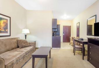 Ramada by Wyndham Pincher Creek has rooms with a private hot tub