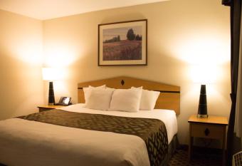 Crystal Inn Hotel & Suites - Great Falls has rooms with a private hot tub