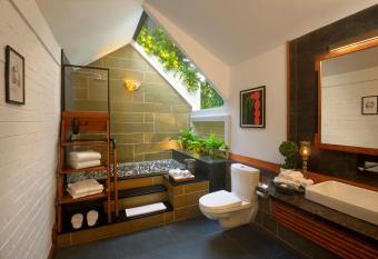 Amanvana Spa Resort, Coorg has rooms with a private hot tub