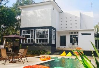 Villa Herrera Puncak has Balcony rooms