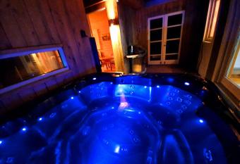 Adventure Eagle Cottege has Balcony rooms