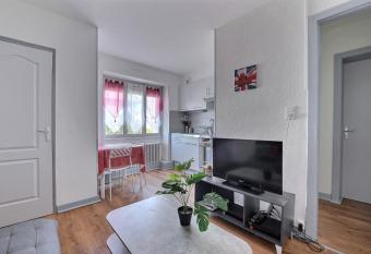 Appartement 2 pi  ces plein de charmes - Caroline allows 18 year olds to book a room