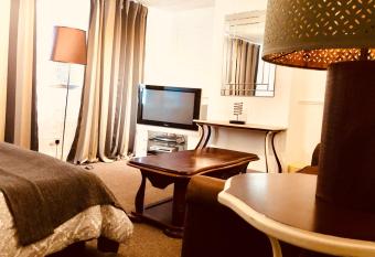 AC Lounge 1 allows 18 year olds to book a room