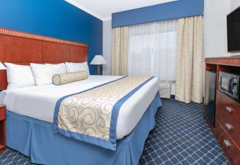 Baymont by Wyndham McComb has rooms with a private hot tub