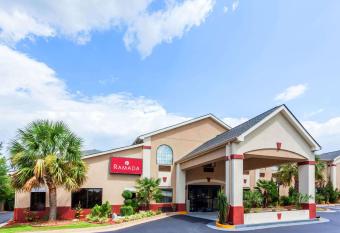 Ramada by Wyndham Locust Grove has rooms with a private hot tub