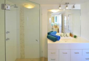 Blue Ocean Apartment has rooms with a private hot tub