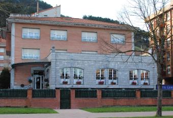 Hotel Gernika - Adults Only allows 18 year olds to book a room