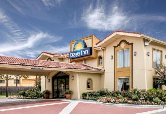 Days Inn by Wyndham Houston has Smoking rooms