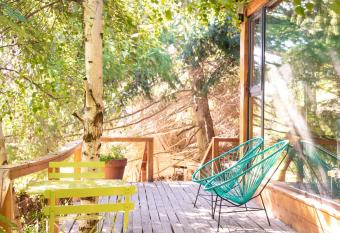 Colina Del Manzano has rooms with a private hot tub