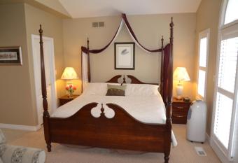 Graystone Bed & Breakfast has rooms with a private hot tub