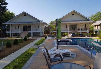 Poolside Bungalows has Balcony rooms