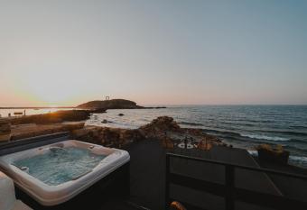 Portara Seaside Luxury Suites has rooms with a private hot tub