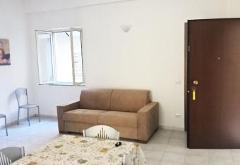 Climatizzato in Centro a 100m dal mare has Balcony rooms